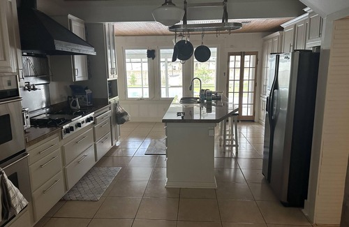 Highlands - Perkins House | Walk to LSU campus, LSU Lakes, Perkins Restaurants, with a Large Swimming Pool!