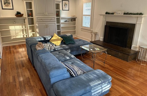 Highlands - Perkins House | Walk to LSU campus, LSU Lakes, Perkins Restaurants, with a Large Swimming Pool!