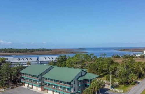 Steinhatchee Condo | Walk to marina, boat trailer parking, bring your pup!