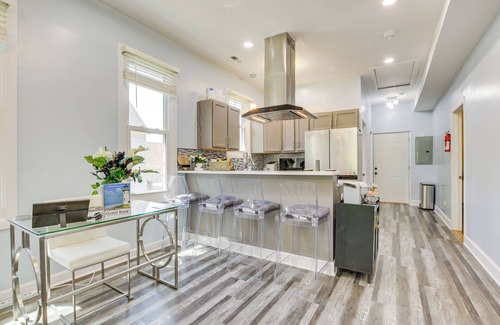 Greater Grand Crossing Apartment | Walk to Metra: Long-Term Getaway in Chicago!