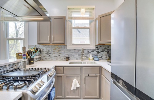 Greater Grand Crossing Apartment | Walk to Metra: Long-Term Getaway in Chicago!