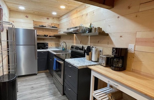 Ruidoso Cabin | Walk to Midtown, King Bed, Cozy Cabin!