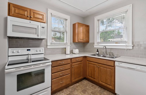 Harters Heights House | Walk to ND and Eddy Street, ProCleaned * Comfy * Updated