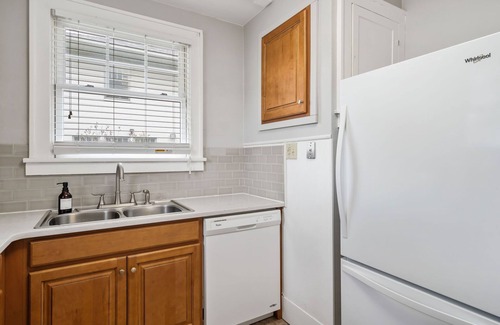Harters Heights House | Walk to ND and Eddy Street, ProCleaned * Comfy * Updated