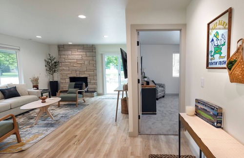 Harters Heights House | Walk to Notre Dame; Sleeps 10 Completely restored house