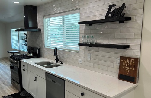 Harters Heights House | Walk to Notre Dame; Sleeps 10 Completely restored house