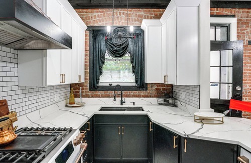Stockade Historic District Apartment | Walk to Nott Memorial: Studious Retreat Near Eats