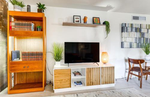 South Scottsdale Apartment | Walk to Old Town Chic Scottsdale Condo with Pool!