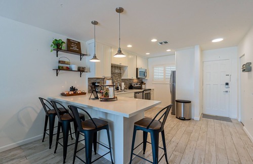 South Scottsdale Condo | Walk to Old Town Scottsdale - Poolside Unit - Heated Pool