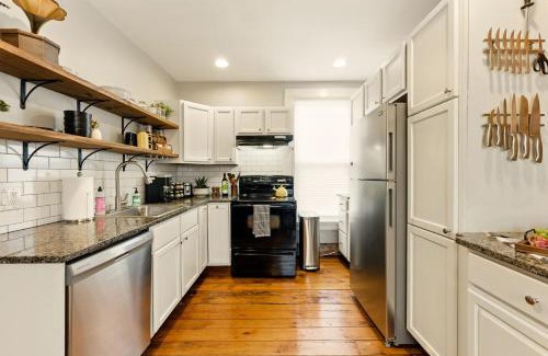 University District Apartment | Walk to OSU & Short North FREE PARKING Fire Pit
