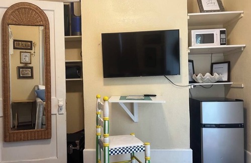 Downtown Apartment | Walk to Palafox Restaurants, Markets and Events.