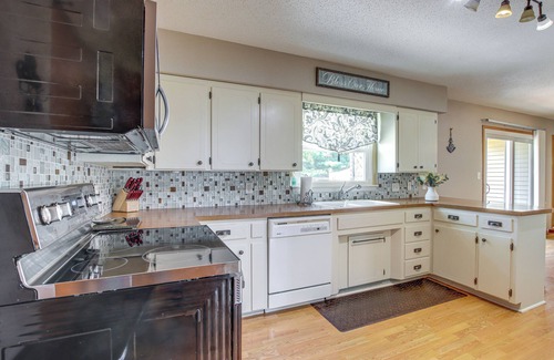 Waterloo House | Walk to Park: Waterloo Home w/Furnished Deck