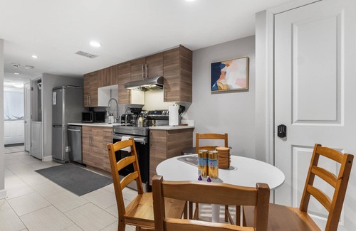 Stanton Park Apartment | Walk to Parks, Restaurants, Monuments & More!