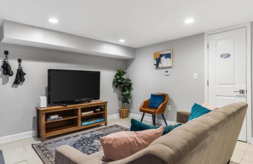 Stanton Park Apartment | Walk to Parks Restaurants Monuments & More