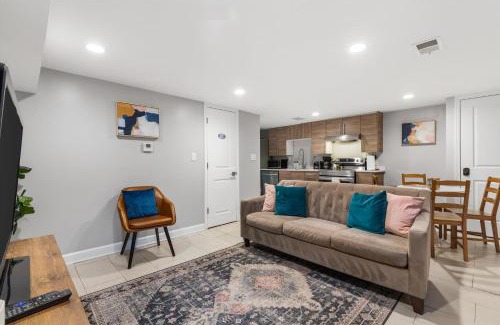 Stanton Park Apartment | Walk to Parks Restaurants Monuments & More