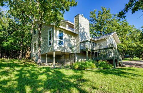 Flemington House | Walk to Pomme de Terre Lake Pet-Friendly Escape