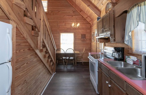 Pine Mountain Cabin | Walk to pool, chapel, mountainside pavillion