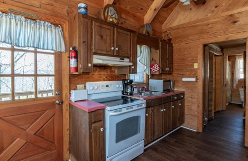 Pine Mountain Cabin | Walk to pool, chapel, mountainside pavillion