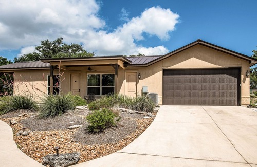 Spring Branch House | Walk to Remi's Ridge & Hayes Hollow Century Oak Casita - Near Canyon Lake