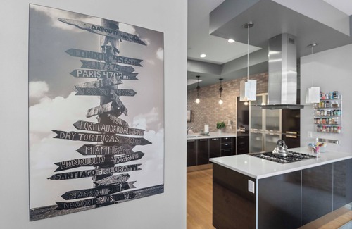 Five Points House | Walk to RiNo’s Best Bars, Restaurants, Coors Field! Rooftop Deck with Hot Tub!