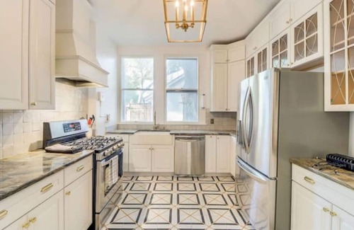 Arsenal House | Walk to River Walk~Heated Pool~HotTub~Sleeps 13