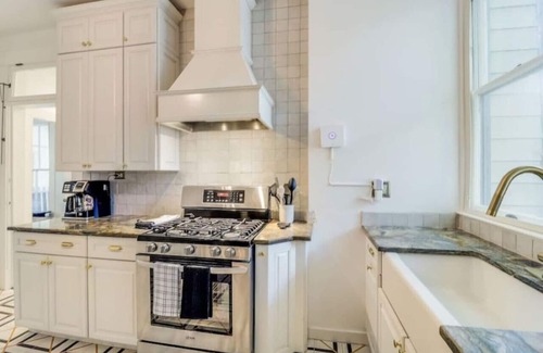 Arsenal House | Walk to River Walk~Heated Pool~HotTub~Sleeps 13