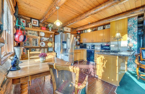 Johnston Cabin | Walk to Saylorville Lake: Spacious Home w/Deck!