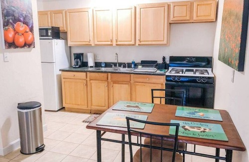 University Heights Condo | Walk to Shands/UF - Budget 2 Bedroom Condo, Pool!