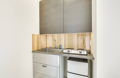 Oakdale Apartment | Walk to Shops & Eats: Sleek Portland Studio!