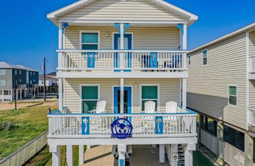 Surfside Beach House | Walk to Shore and Eats Surfside Beach Gem with Deck