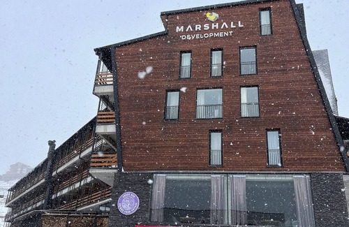 Kazbegi Apartment | Walk to Ski Lift-1br-studio-balcony-parking