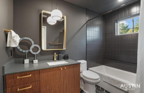 Bouldin House | Walk to Soco Lounge Poolside at Modern Cool Spot