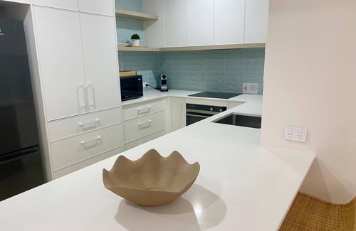 North Ward Apartment | Walk to Strand and Ocean - Luxury Gregory Street Apartment
