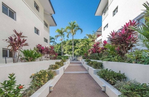 North Ward Apartment | Walk to Strand and Ocean - Luxury Gregory Street Apartment