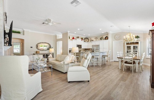 Lake Sumter Landing House | Walk to Sumter Square ~ Cozy updated 2 BR/2BA ~ Entertainers Dream Lanai