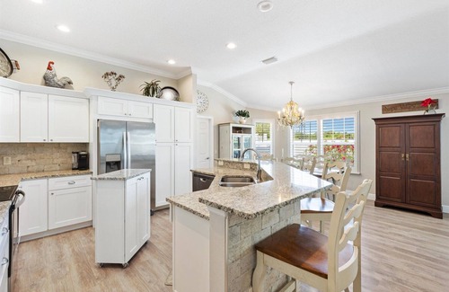 Lake Sumter Landing House | Walk to Sumter Square ~ Cozy updated 2 BR/2BA ~ Entertainers Dream Lanai