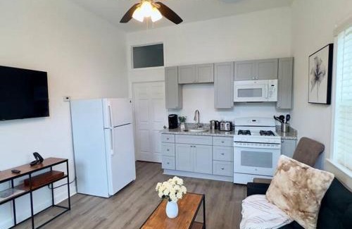 Central City Apartment | Walk to Superdome - 5 min to Canal St - 8min to French Quarter