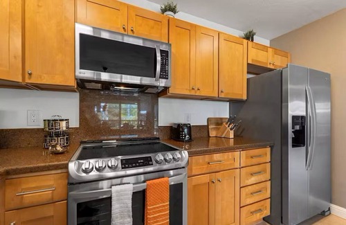 Waimea Condo | Walk to the Beach! Breezy Big Island Condo with Pool, AC, and Lanai