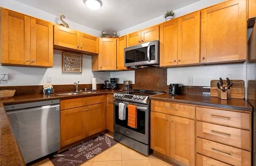 Waimea Condo | Walk to the Beach! Breezy Big Island Condo with Pool, AC, and Lanai