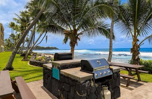 Waimea Condo | Walk to the Beach! Breezy Big Island Condo with Pool, AC, and Lanai