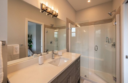 Okanagan-Similkameen House | Walk to the beach from brand new modern townhouse!