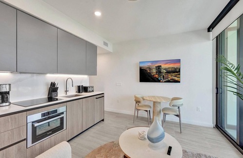 North Beach Apartment | Walk to the Beach – Lux Condo W Rooftop Pool