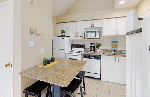 Craigleith Apartment | Walk to the chair lift Lofty condo w/shared pool & tennis - dogs OK