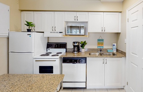 Craigleith Apartment | Walk to the chair lift Lofty condo w/shared pool & tennis - dogs OK