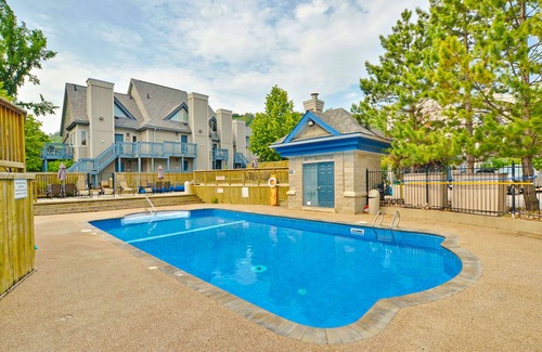 Craigleith Apartment | Walk to the chair lift Lofty condo w/shared pool & tennis - dogs OK