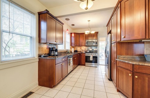 Roanoke Apartment | Walk to The Grandin Theatre: Roanoke Unit w/Yard!