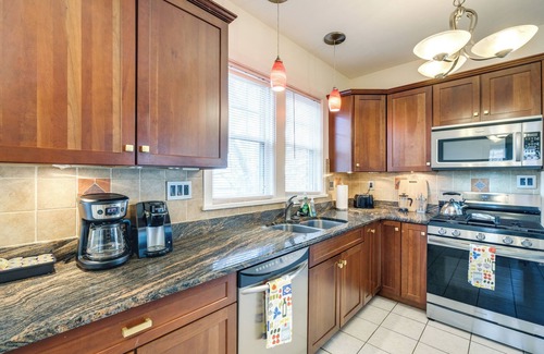 Roanoke Apartment | Walk to The Grandin Theatre: Roanoke Unit w/Yard!