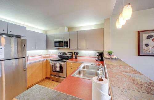 Chelan Apartment | Walk to the Lake: Chelan Condo w/Mtn Views!