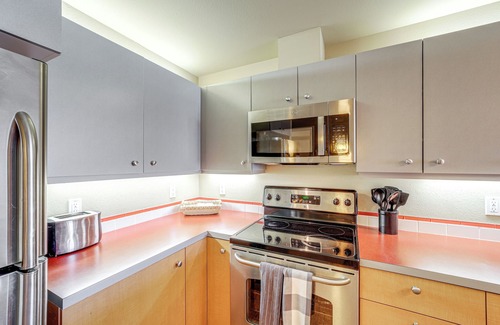 Chelan Apartment | Walk to the Lake: Chelan Condo w/Mtn Views!