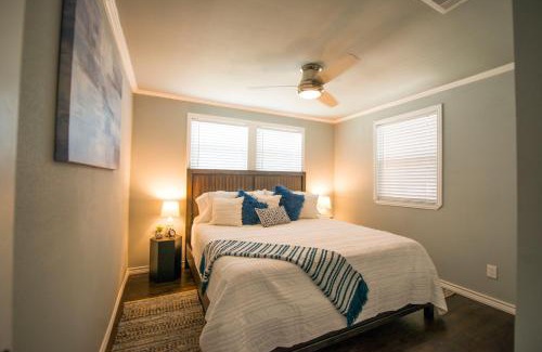 Brazos House | Walk to the Silos! 3 Bed 1960's Bungalow near Baylor